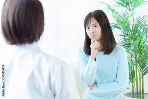 医師の診断にセカンドオピニオンを検討する女性