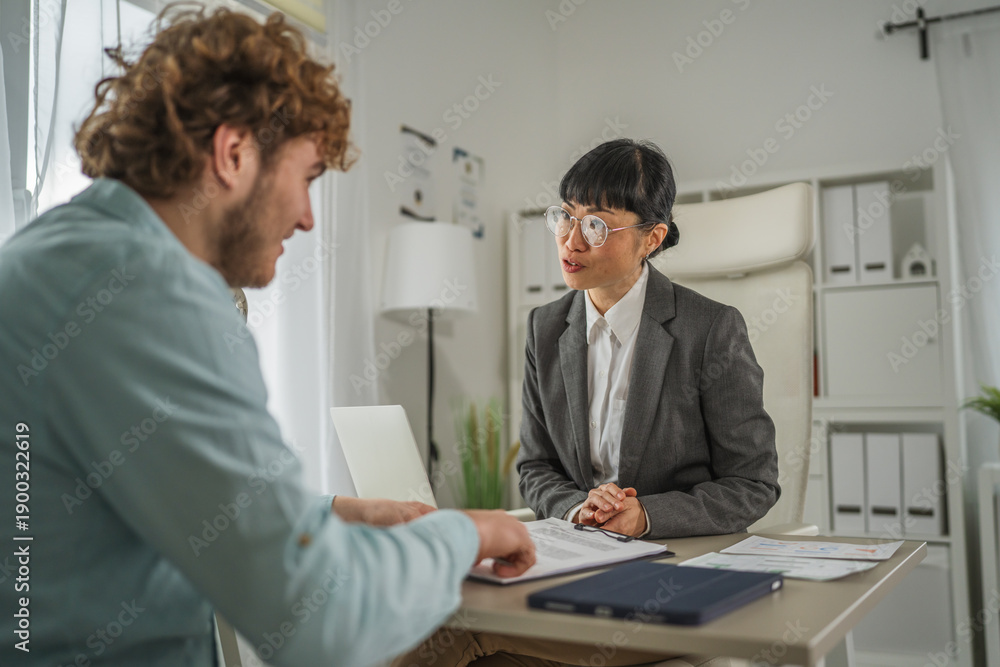 Obraz premium Hr manager interviewing candidate for job position