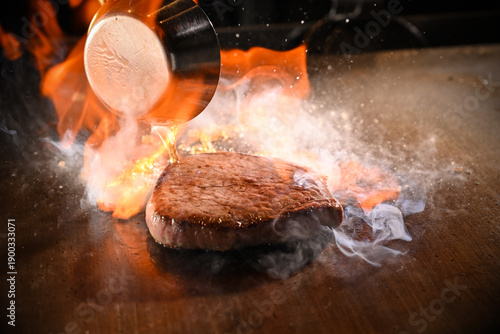 Cuadro en lienzo ステーキ鉄板焼きのフランベした瞬間