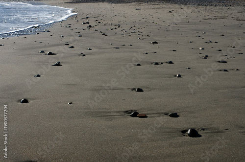 冬の浜辺。誰も居ない海を独り占めしている私。至上の解放感を味わっている。潮が引いたり寄せたり、そのたびに宝石のような小石や貝殻が、行ったり来たり波打ち際をさまよっている。眺めているだけで楽しい気分になった。幾分傾きかけた太陽の光が砂浜を照らしている。砂が作る不思議な紋様。あたかも地球上の広大な平原を眺めているようだ。時を忘れて浜辺で戯れている私。至福の時。