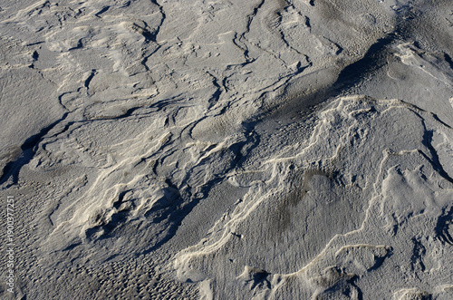 冬の浜辺。誰も居ない海を独り占めしている私。至上の解放感を味わっている。潮が引いたり寄せたり、そのたびに宝石のような小石や貝殻が、行ったり来たり波打ち際をさまよっている。眺めているだけで楽しい気分になった。幾分傾きかけた太陽の光が砂浜を照らしている。砂が作る不思議な紋様。あたかも地球上の広大な平原を眺めているようだ。時を忘れて浜辺で戯れている私。至福の時。