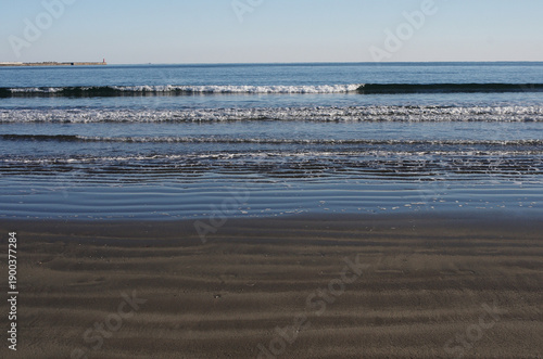冬の浜辺。誰も居ない海を独り占めしている私。至上の解放感を味わっている。潮が引いたり寄せたり、そのたびに宝石のような小石や貝殻が、行ったり来たり波打ち際をさまよっている。眺めているだけで楽しい気分になった。幾分傾きかけた太陽の光が砂浜を照らしている。砂が作る不思議な紋様。あたかも地球上の広大な平原を眺めているようだ。時を忘れて浜辺で戯れている私。至福の時。