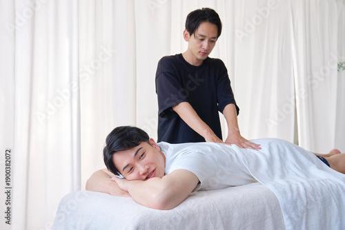 Wallpaper Mural 男性の腰をマッサージするマッサージ師 Torontodigital.ca