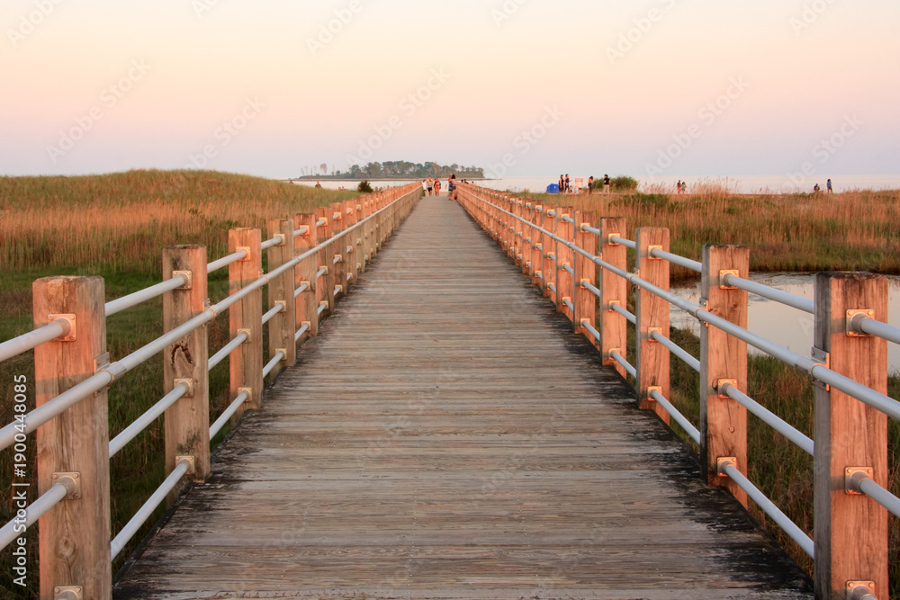 Obraz premium Path to the beach at sunset in Silver Sands State Park, Milford, Connecticut