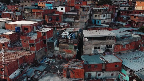 Barrio en Caracas Venezuela. Zona de gente pobre con viviendas en la montaña convertida en ciudad