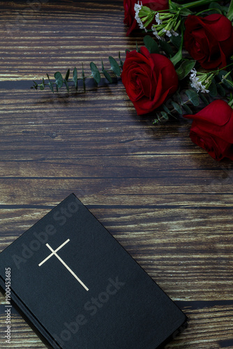 Obraz na płótnie Holy Bible with cross and red roses on wooden background