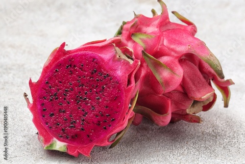 Foto fresh red dragon fruit, pitahaya, pitaya. buah naga