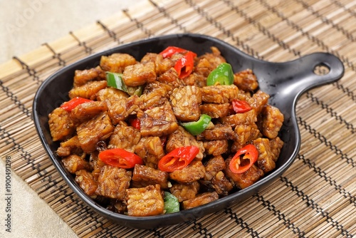 Fotografie Orek tempe is a typical Indonesian food, specifically a Javanese dish made from tempeh which is cut into cubes or sliced ​​sticks and cooked with special spices, namely Javanese sugar and tamarind