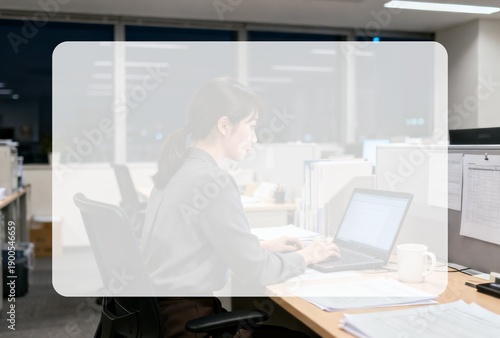 コピースペース付きオフィスで残業する女性社員