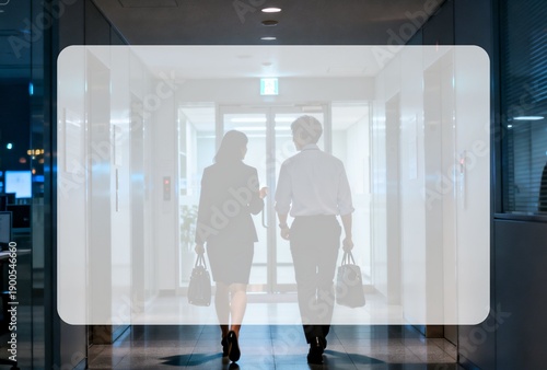 コピースペース付き残業後一緒にオフィスを出る同僚