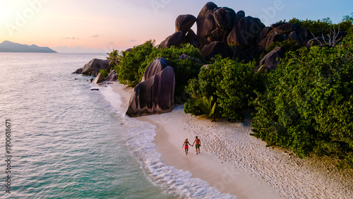 Fotografía Stunning sunset stroll along Anse Source d'Argent beach, La Digue Seychelles