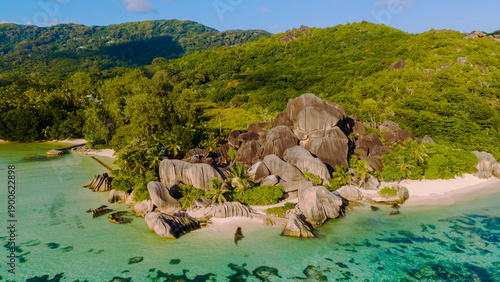 Foto Discover the natural beauty of Anse Source d'Argent beach in La Digue, Seychelle
