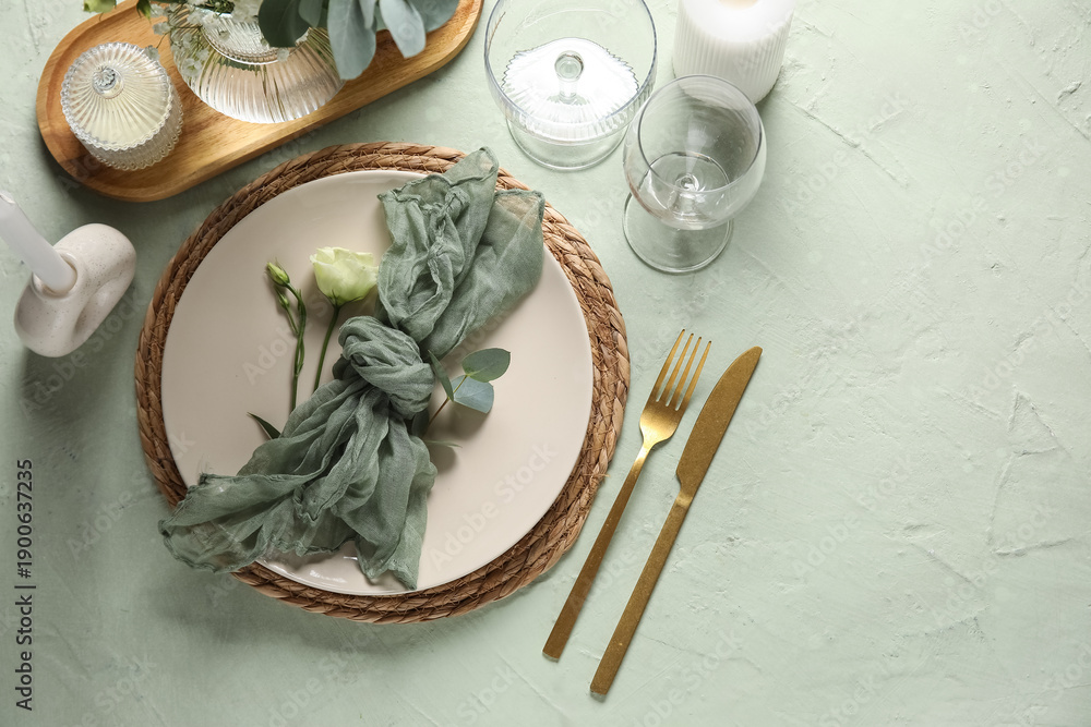 Obraz premium Beautiful table setting for wedding with eustoma flowers on green background