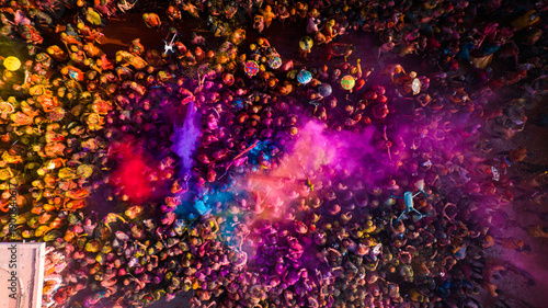 Foto Aerial view of people celebrating the holy colour festival at Shri Krishna Temple  Uttar Pradesh, India