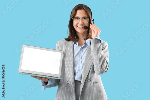 Female technical support ag...