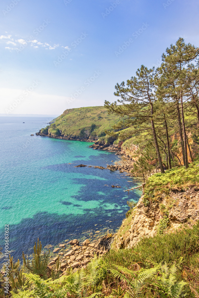 Obraz premium Eroding cliffs by the sea at a rocky shoreline
