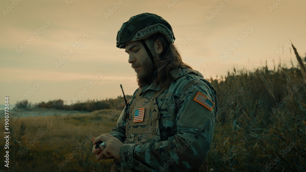 Naklejka premium American soldier ready for war attack on a beach