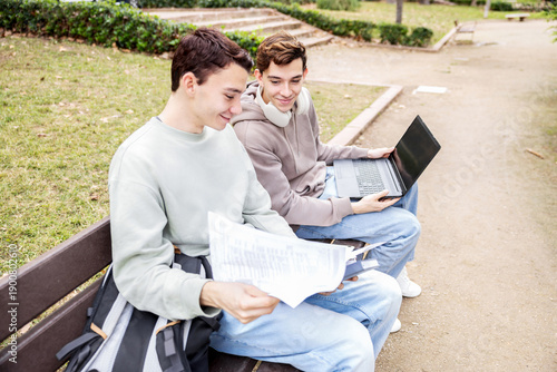 Foto College friends helping each other study in a park setting