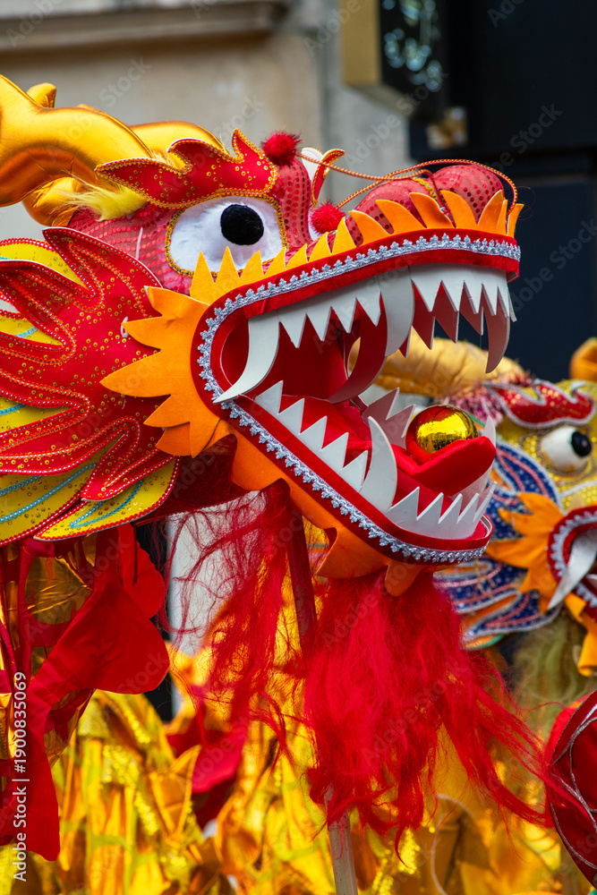 Fototapeta premium Défilé pour le nouvel an chinois du cheval de feu sur les Champs Elysées à Paris en France