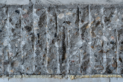 Fotografía Close-up of jagged, chipped edge of gray concrete slab from construction