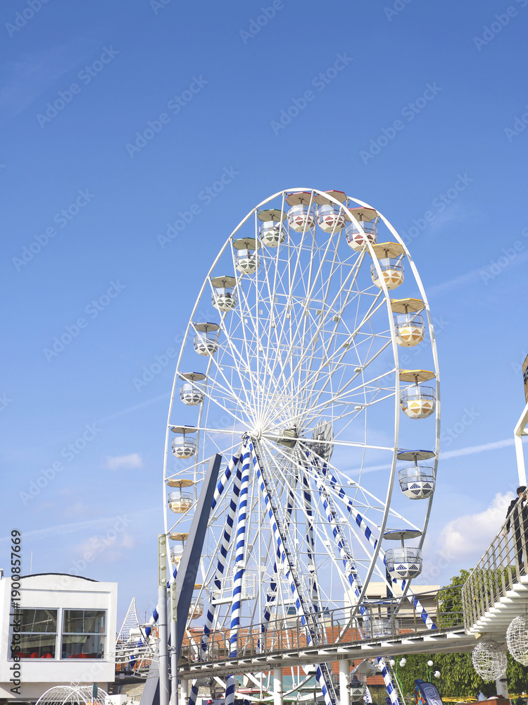 Fototapeta premium Giant Ferris Wheel Over Sunny Pier
