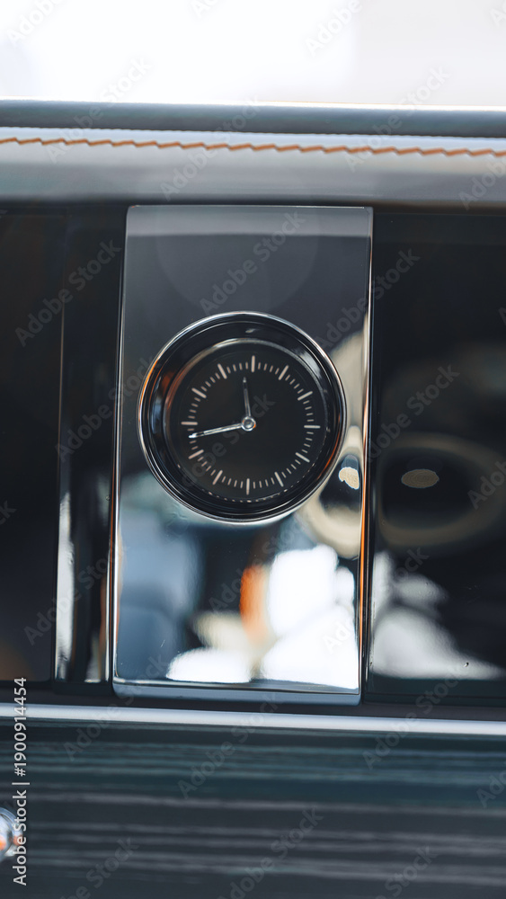 Obraz premium Clock on the dashboard of a luxury car interior showing time during a drive