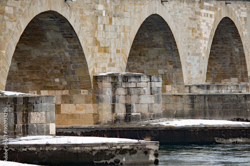 Detailansicht der historischen Steinernen Brücke mit ihren markanten Bögen in Regensburg