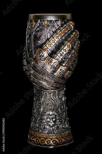 Cuadro en lienzo Novi Sad, Serbia - December 03, 2025: Medieval Knight of Chivalry Gauntlet on 'L