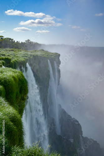 Vista imponente de las Cataratas del Iguazú, rodeadas de selva tropical, en la frontera entre Argentina y Brasil. Maravilla natural declarada Patrimonio Mundial por la UNESCO y destacado destino turís