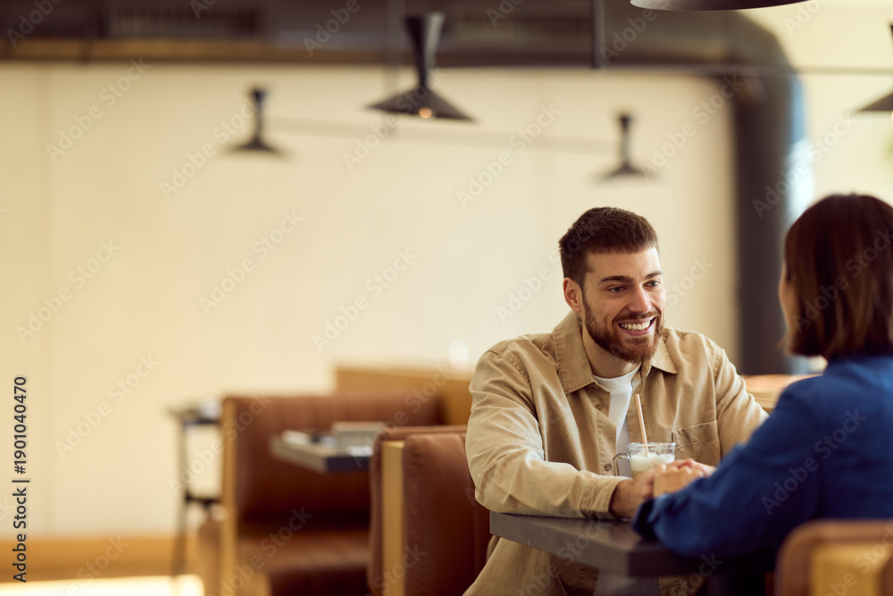 Obraz premium Friendly Business Meeting Over Coffee in a Modern Diner Setting With a Smiling Man
