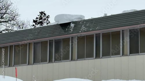 建物の屋根から落ちる雪　冬　イメージ