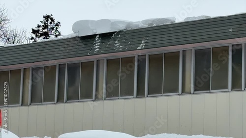 建物の屋根から落ちる雪　冬　イメージ