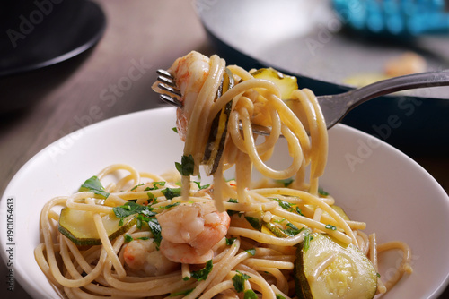 Forchettata di spaghetti zucchine e gamberetto