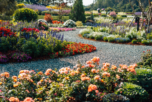 Φωτογραφία Spring flower gardens in the park and along the pathways in the late morning