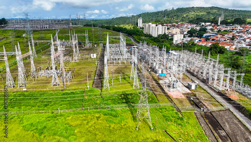 Schilderij op canvas Visão aérea de torres de transmissão de energia elétrica em área urbana e rural, destacando a infraestrutura responsável pela distribuição de eletricidade