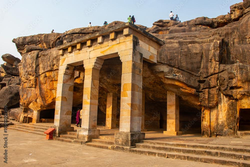 Obraz premium Udaygiri and Khandagiri are ancient rock-cut caves near Bhubaneswar, Odisha, showcasing Jain heritage, inscriptions, monasteries, artistry, and historical spirituality, significance, architecture 