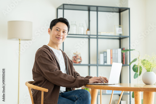 Tableau sur toile 自宅でパソコンを使うミドルの男性