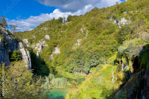 Wallpaper Mural Tal mit Wasserfällen und grüner Schlucht im Plitvicer Nationalpark, Plitvicer Seen, Lika-Senj, Kroatien Torontodigital.ca