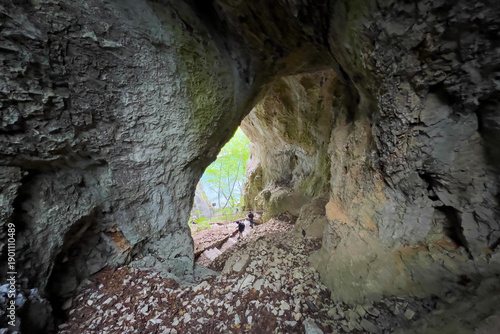 Wallpaper Mural Blick aus Felshöhle auf Wanderweg im Nationalpark Plitvice, Plitvicer Seen, Lika-Senj, Kroatien Torontodigital.ca