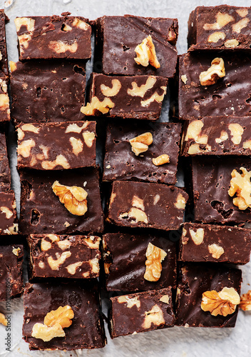 Fotografía Chocolate fudge with walnuts..top veiw