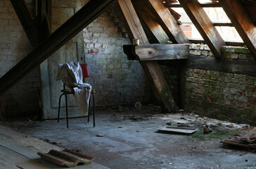 Wandcirkels Oud Ziekenhuis Beelitz Mysterieuze stoel in spookhuis  © Siyue