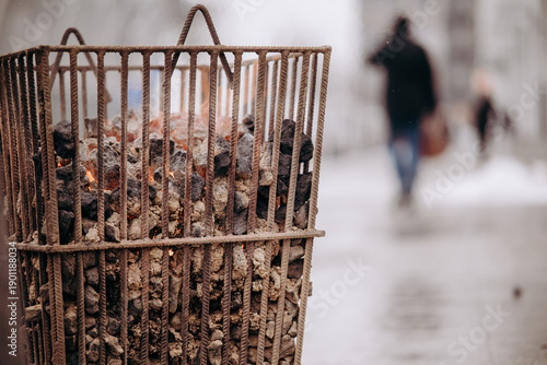 Fotografie Koksownik podczas mroźnej zimy w centrum miasta