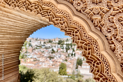 Wallpaper Mural Verzierte maurische Fensteröffnung mit Blick über Granada, Andalusien, Spanien Torontodigital.ca