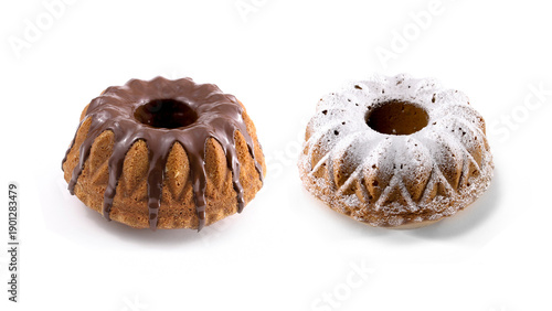 Guglhupf Kuchen mit Schokolade und mit Puderzcker