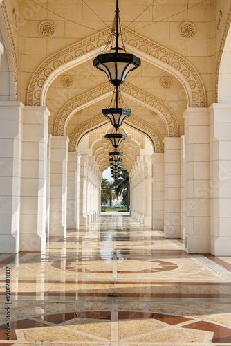 Fotografi Long archway with traditional Arabian architecture leading to palm trees