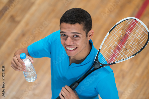 Foto young man relaxing after playing tennis