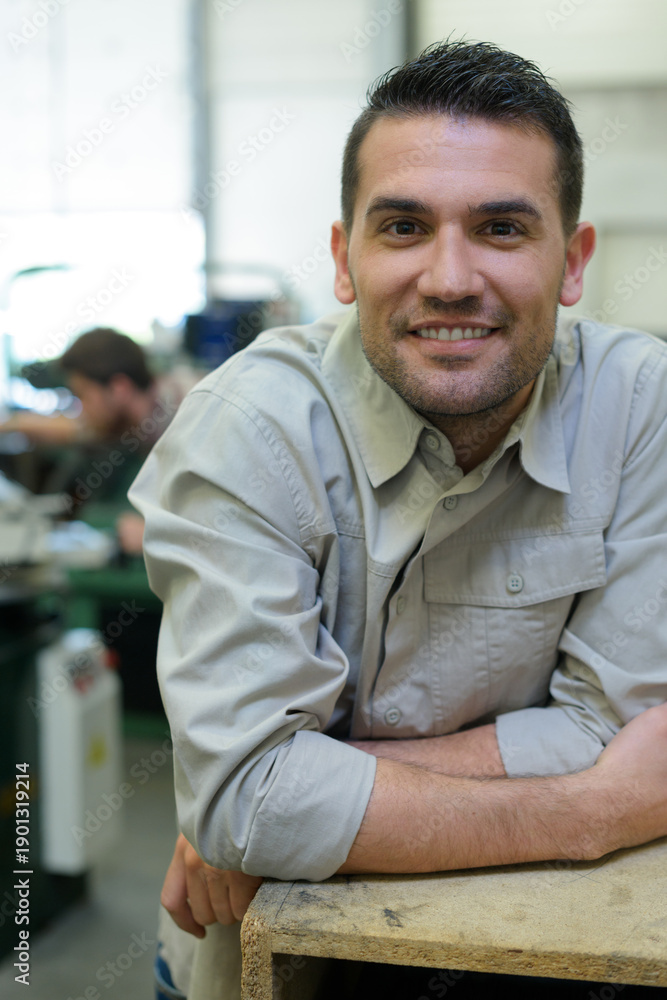Obraz premium man selling keys in hardware shop