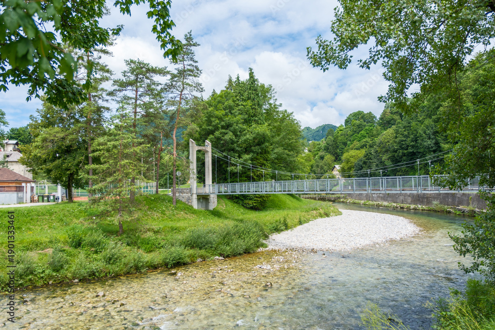 Fototapeta premium Idrija Slowenien Brücke über den Fluss Idrijca
