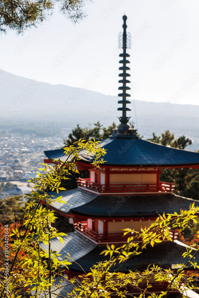 Obraz premium Chureito Pagoda and green leaves overlooking Fujiyoshida city