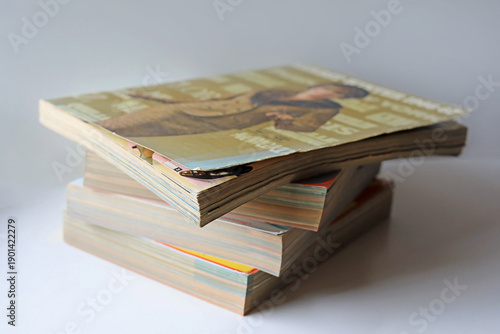 Vier alte Versandhauskataloge. Retro Kataloge zum Bestellen von Kleidung und Waren